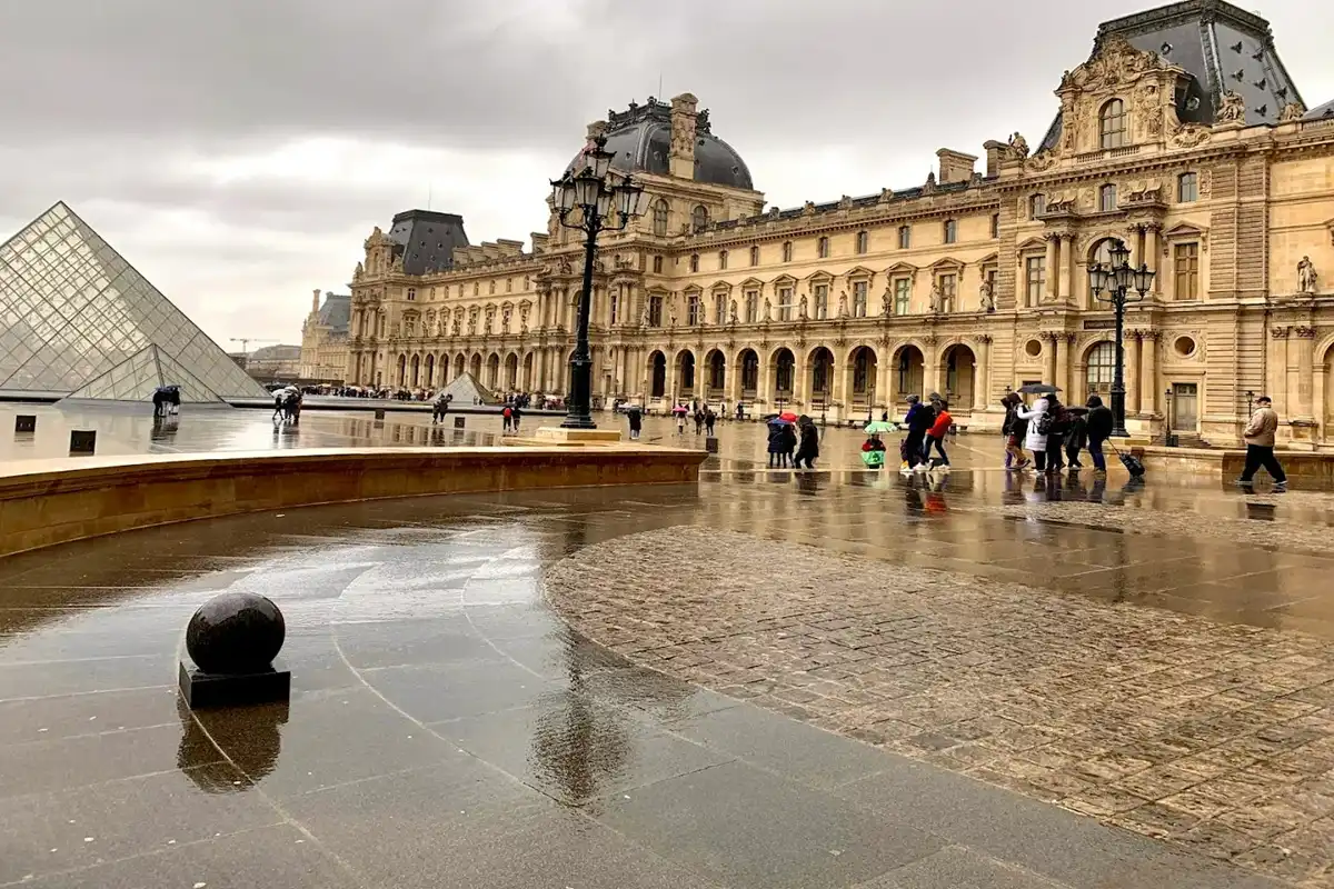 بسته شدن گالری کمپانا در موزه لوور