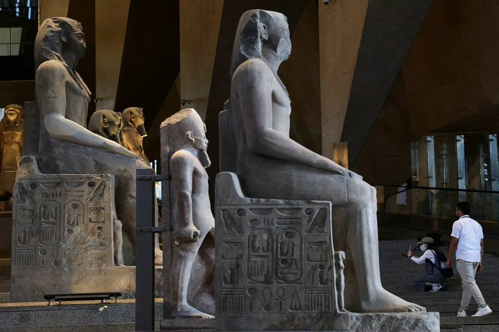 مجسمه عظیم ۸۳ تنی رامسس دوم در موزه بزرگ مصر