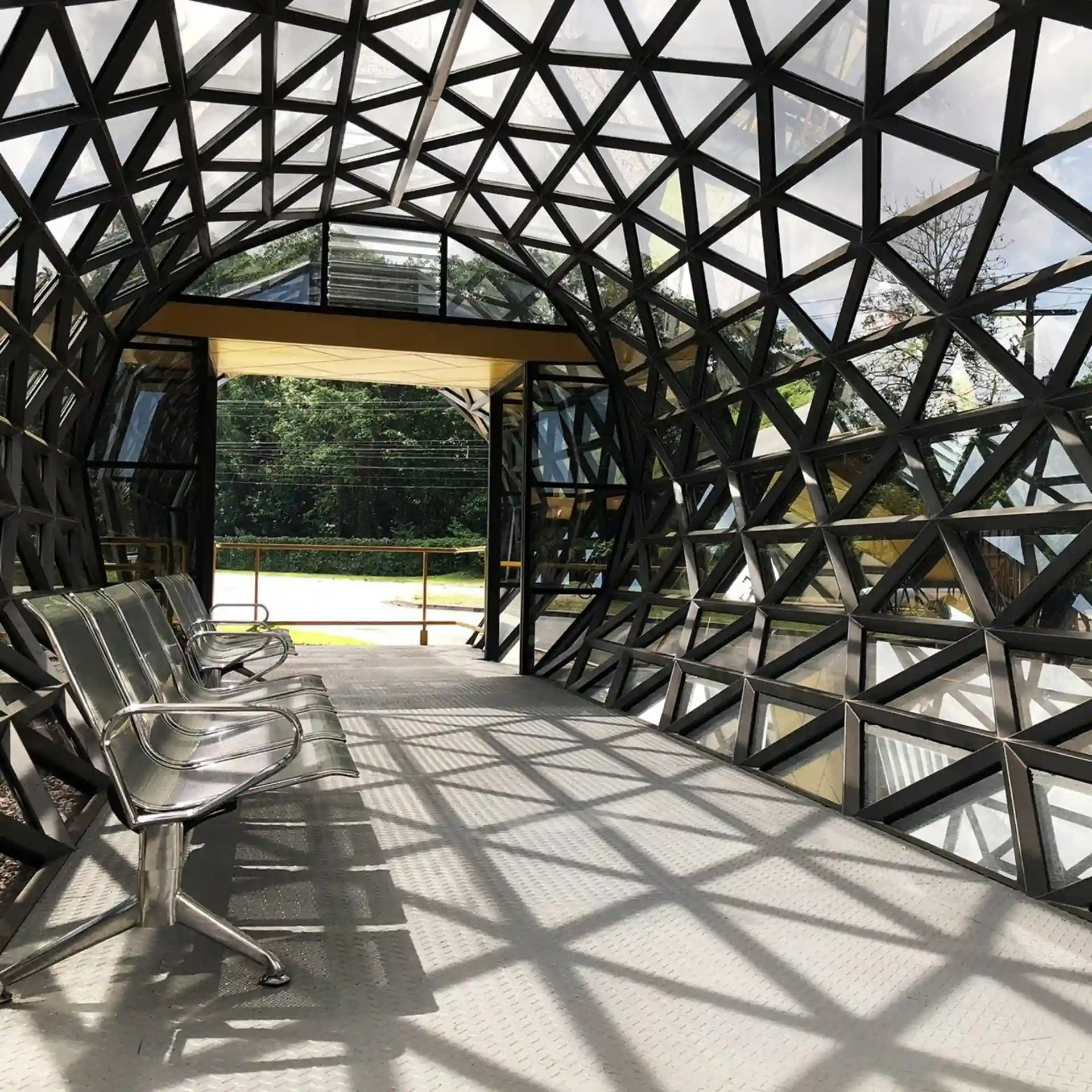 صندلی‌های انتظار برای مسافران در ایستگاه اتوبوس بلم