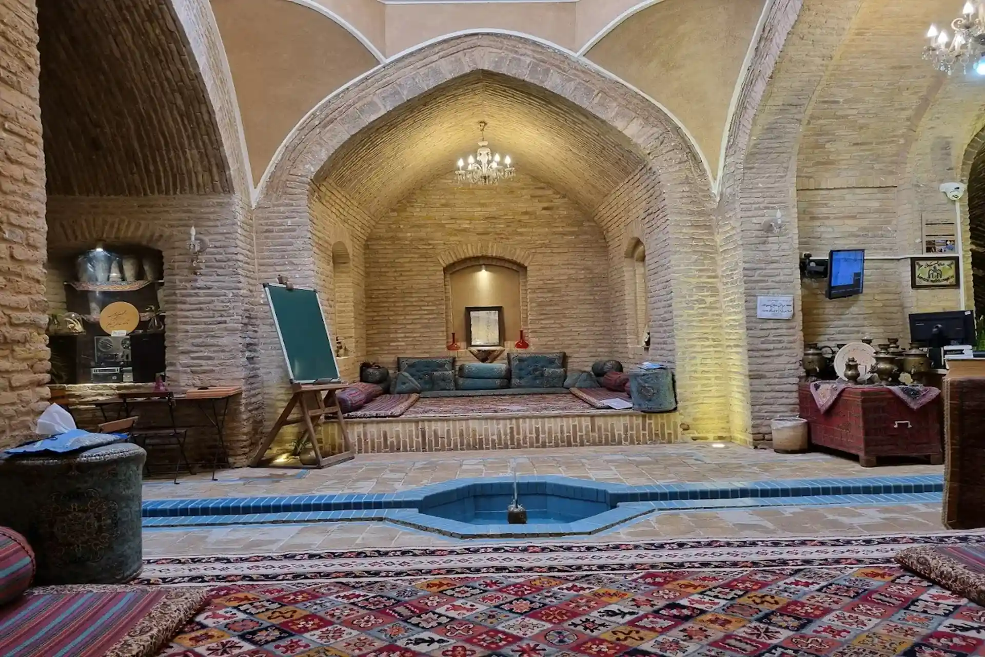 معماری مجموعه زیرزمینی مهریز یزد