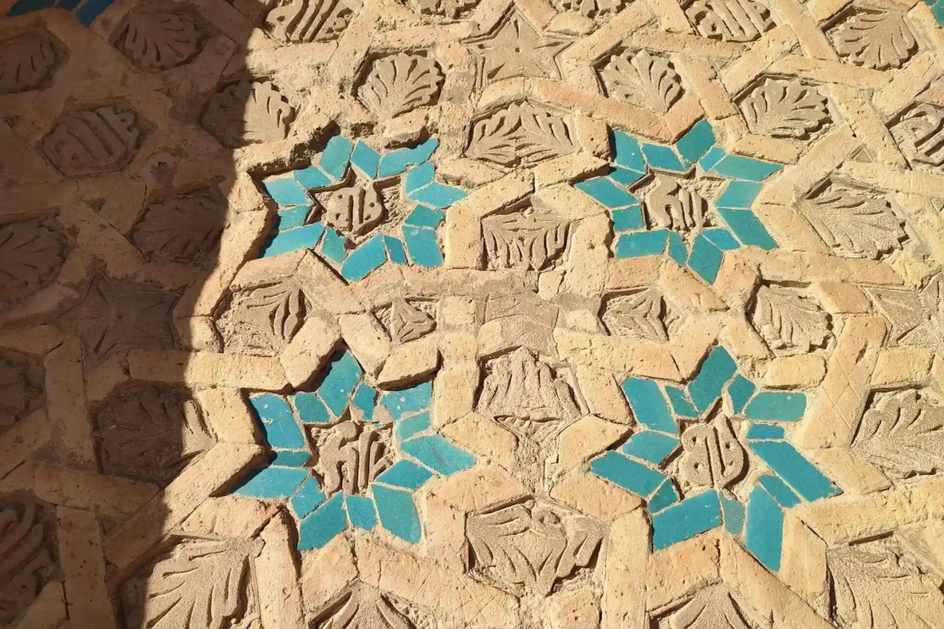 معماری مقبره مومنه خاتون