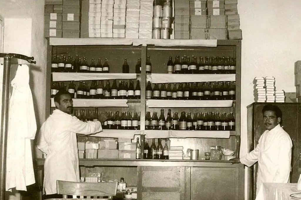 تصویری قدیمی از داروخانه‌ای در دهه 1330 شمسی