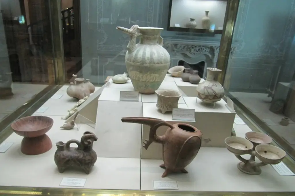 موزه آبگینه و سفالینه ایران یکی از موزههای برجسته تهران