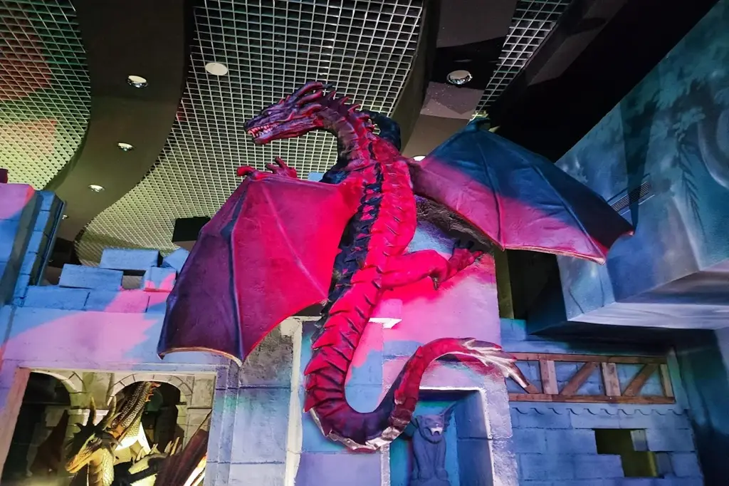 بخش دایناسورها در تم پارک سنتر کیش