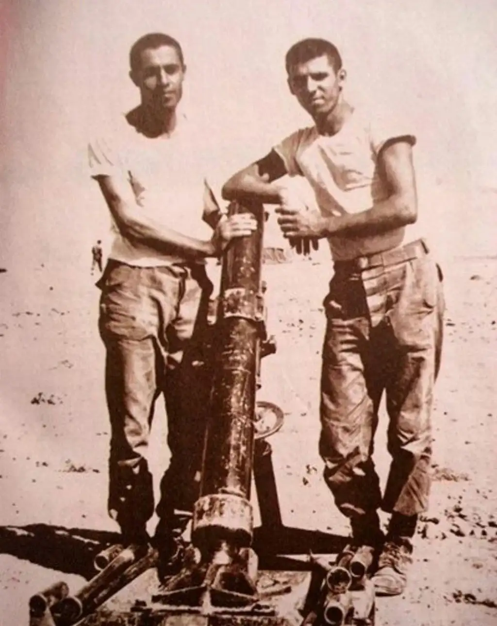 تصویر خسرو شکیبایی در سال 1341 که سرباز بود