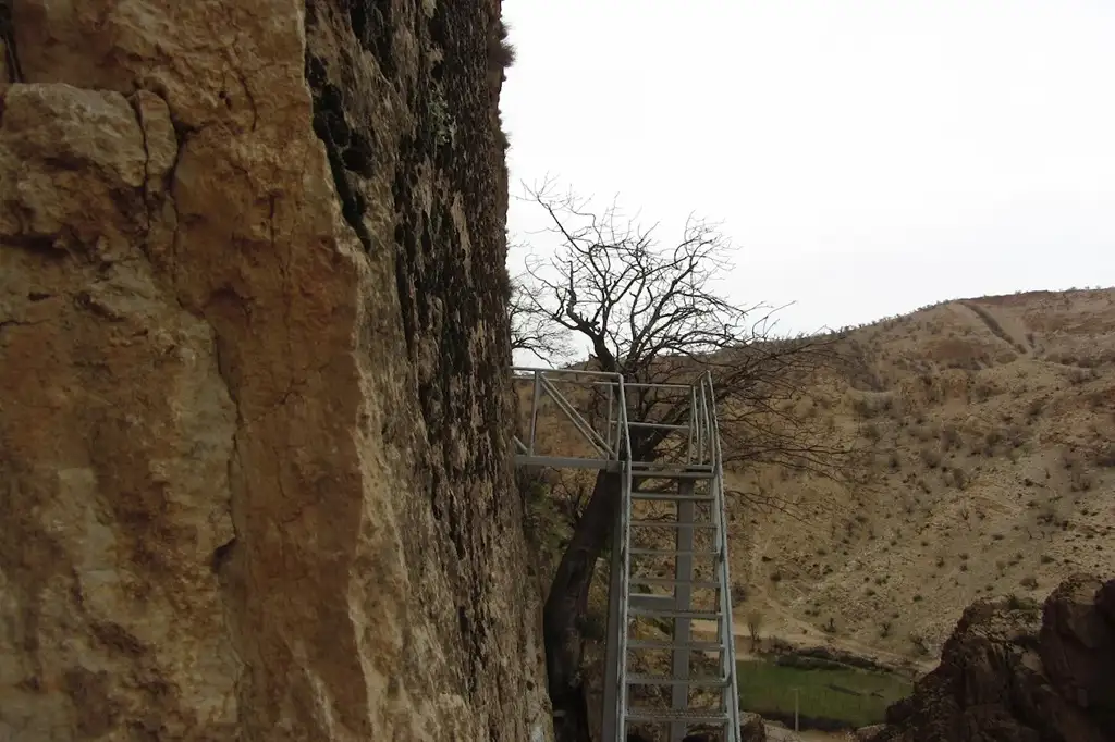 محیط اطراف غار دست‌کند کوگان