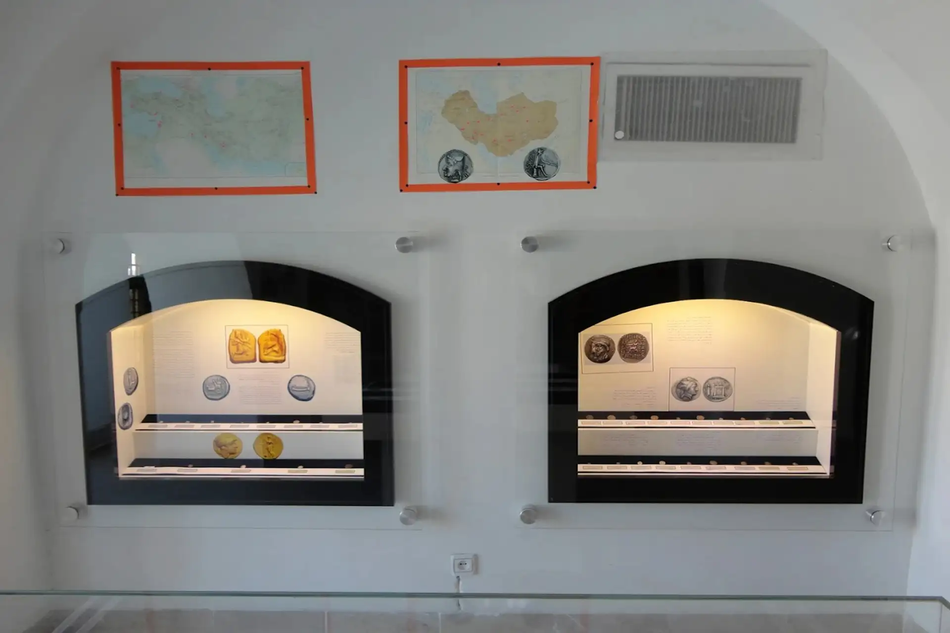 اشیای داخل موزه مهر و سکه کومش