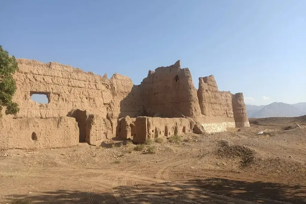 قلعه نشست‌آباد از جاهای دیدنی دلیجان