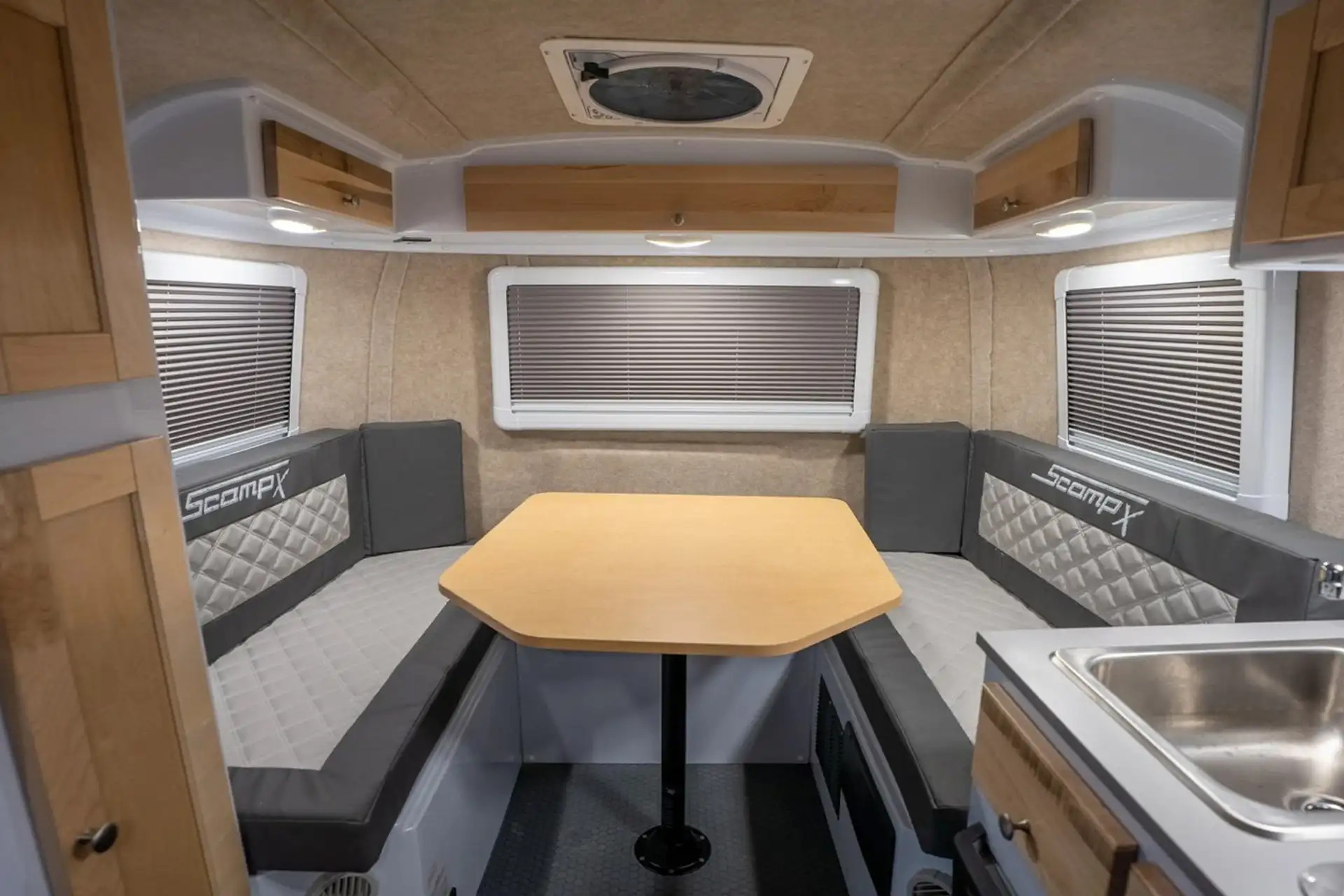 میز ناهارخوری u شکل در کمپر اسکمپ ایکس