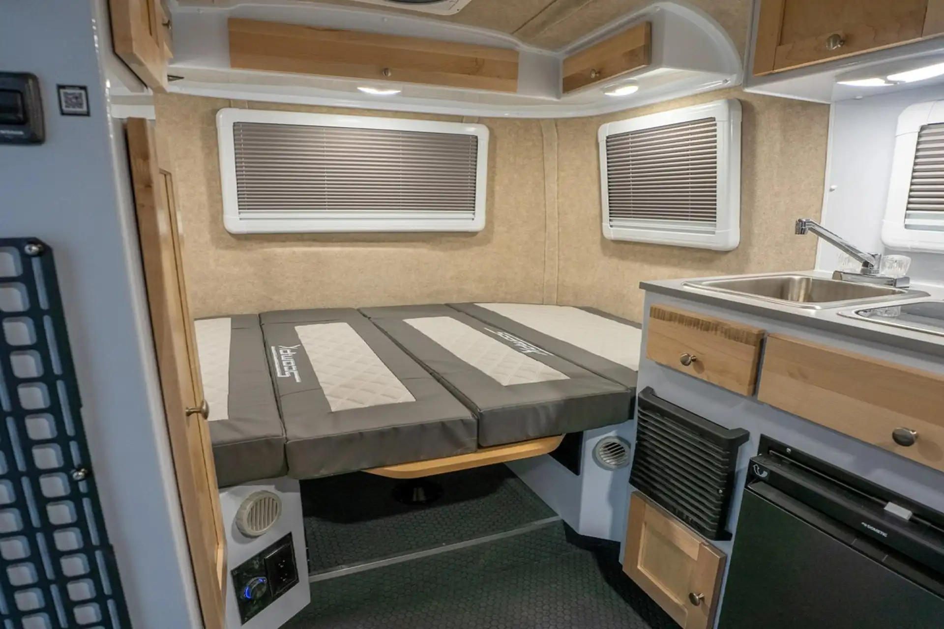 تخت خواب کمپر اسکمپ ایکس