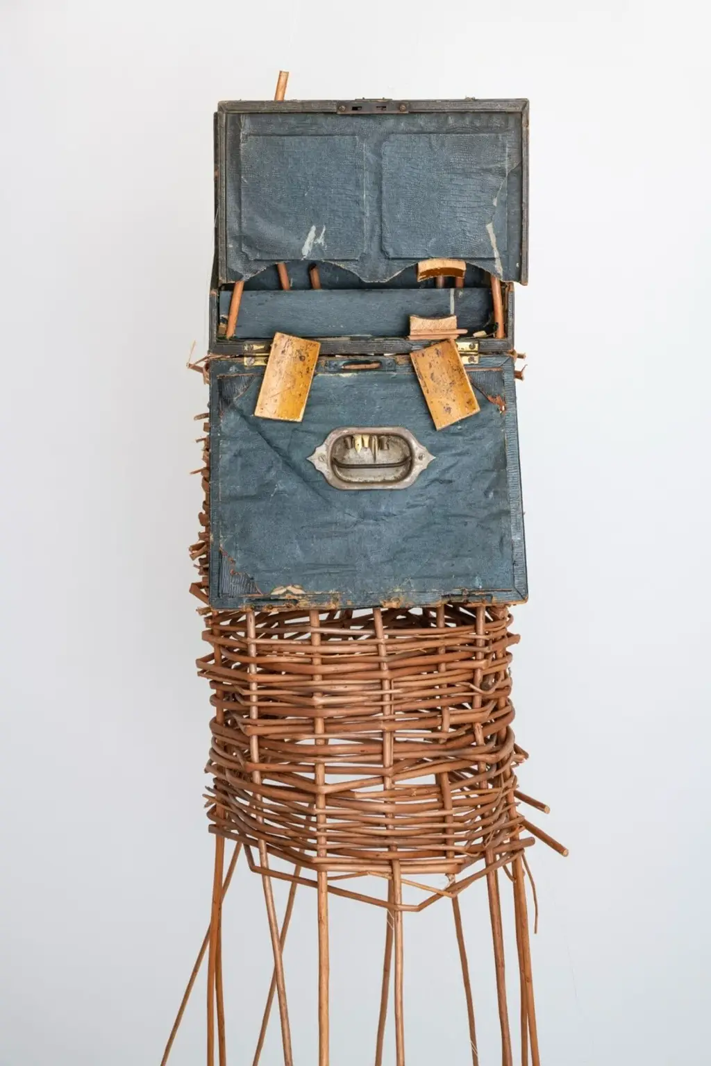 هنر سونیا ای. برت در تبدیل میزهای قدیمی به آثاری دارای هویت