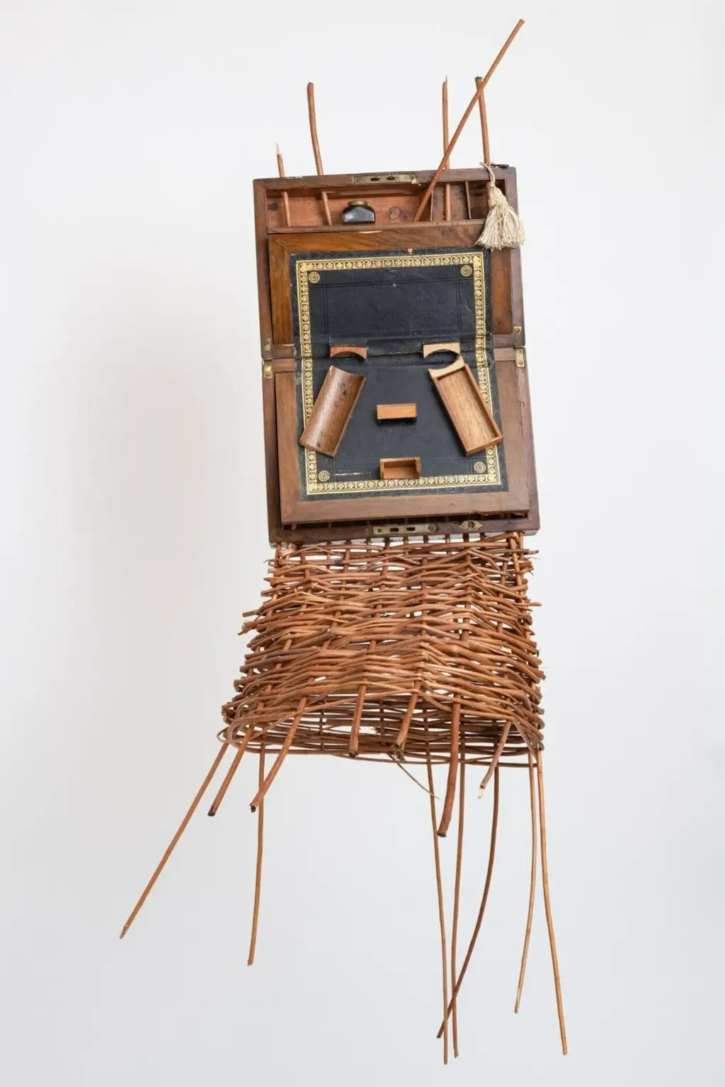 سونیا ای. برت و تبدیل میزهای قدیمی به مجسمه‌های آیینی