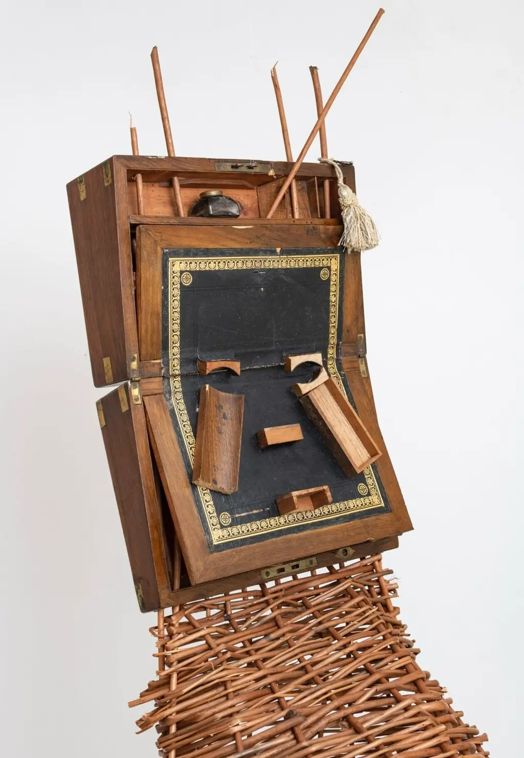 ترکیب هنر سونیا ای. برت با میزهای استعماری