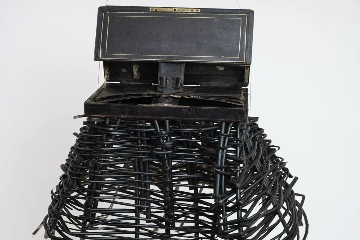 تبدیل میزهای تحریر استعماری به مجسمه‌های آیینی