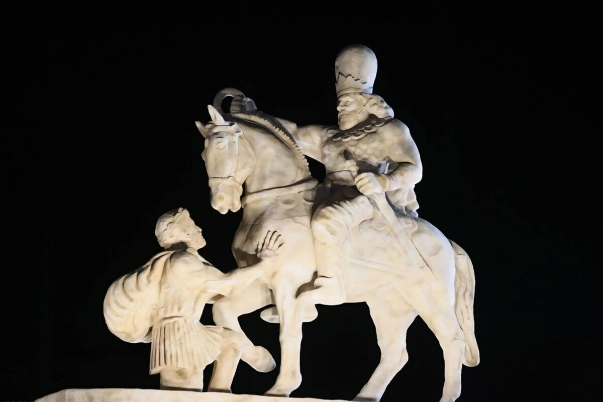 انتقال مجسمه والرین از میدان انقلاب به مهرآباد