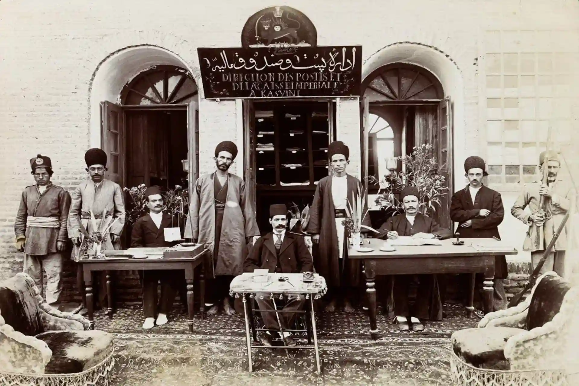 تصویری قدیمی از یک اداره پست در دوره قاجار