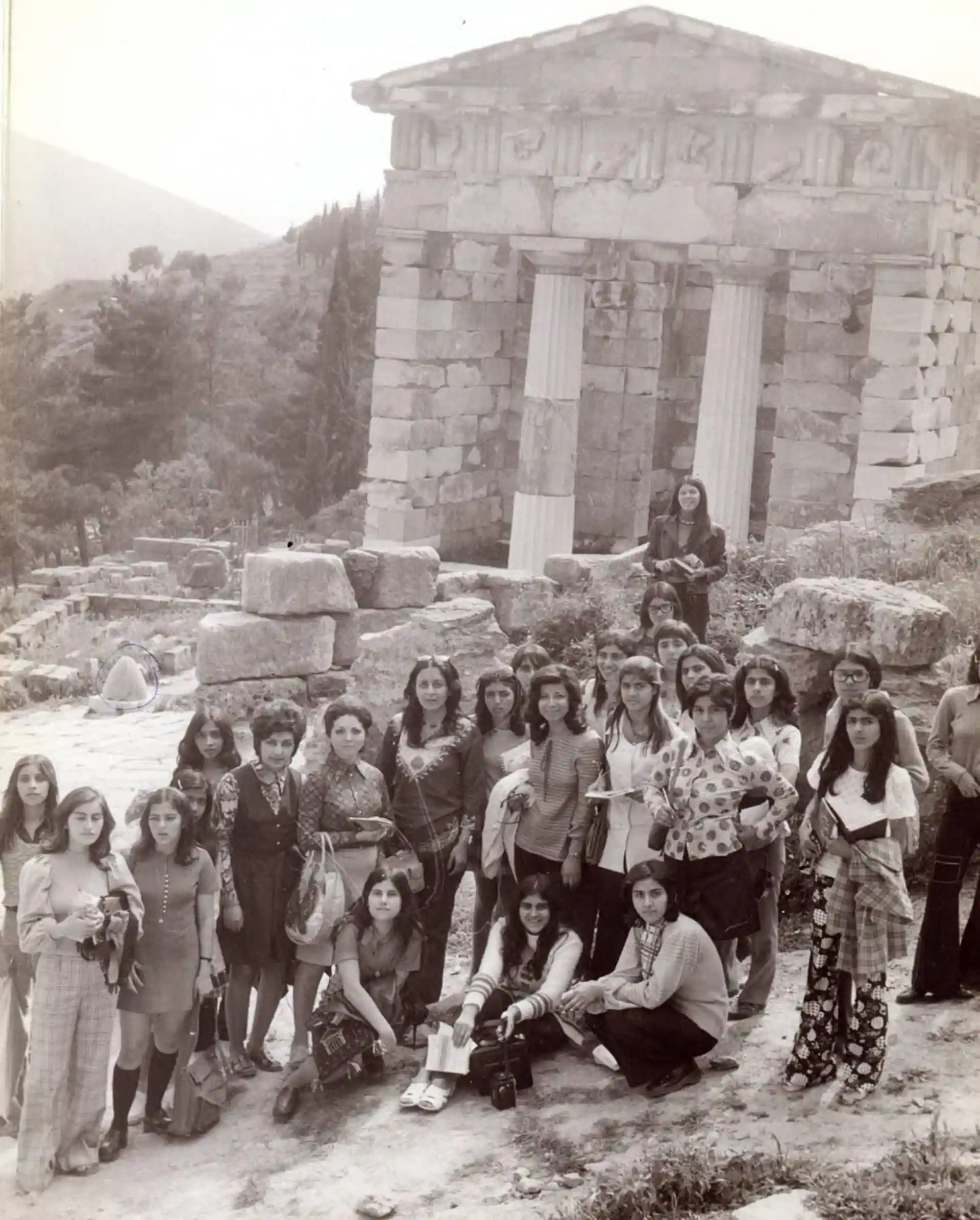 حضور دختران دبیرستانی اهواز در آتن در سال 1352