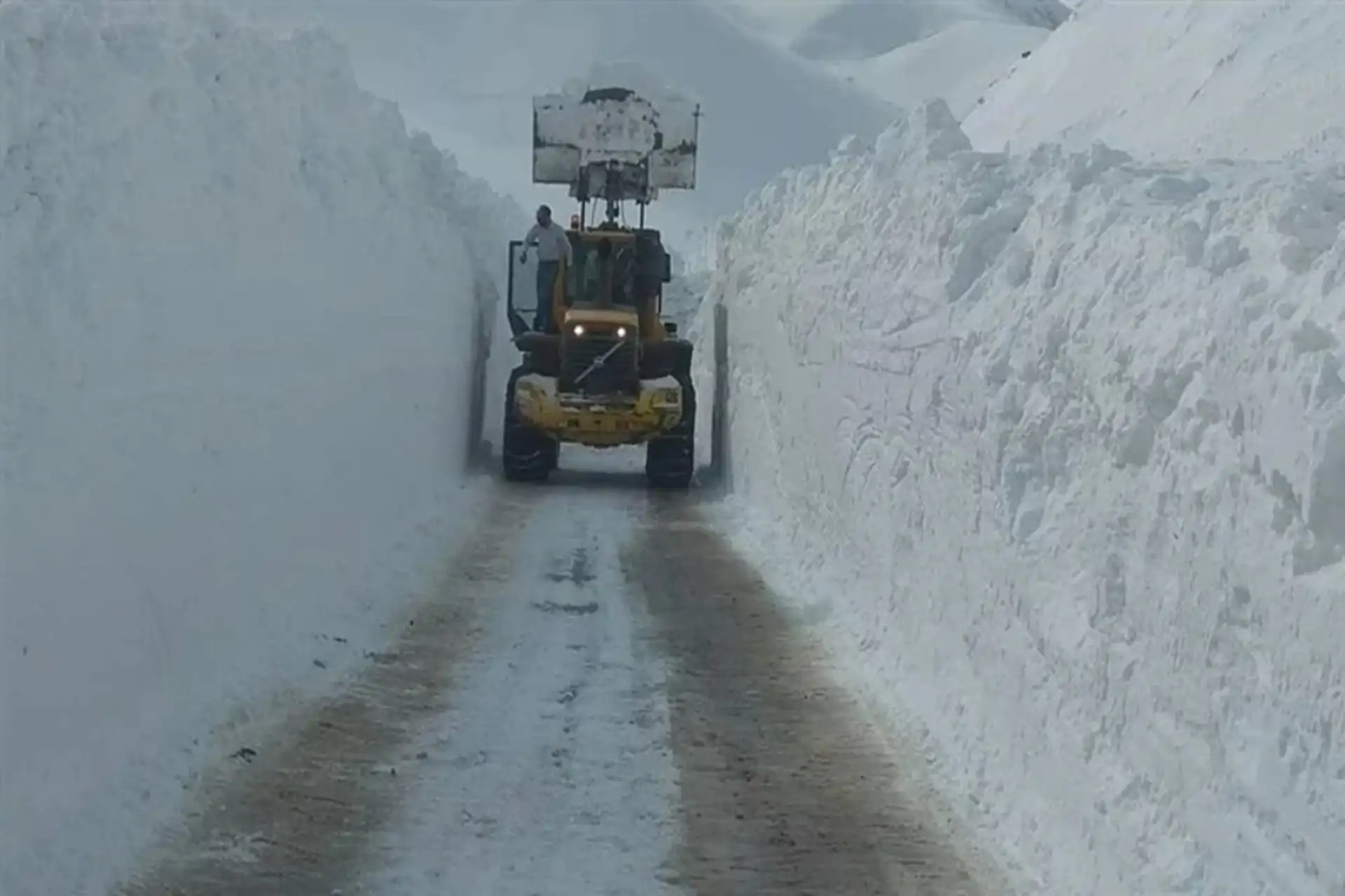 گردنه گله‌بادوش مسدود شد