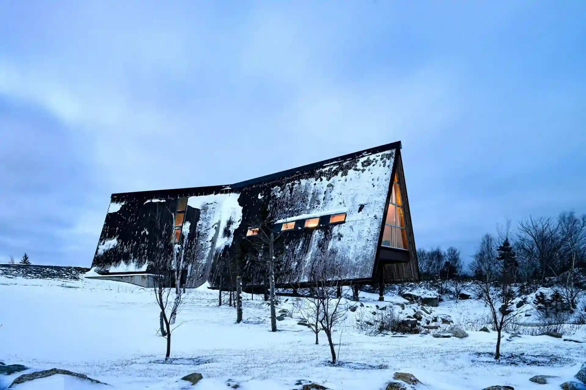 خانه قایقی در یک روز زمستانی