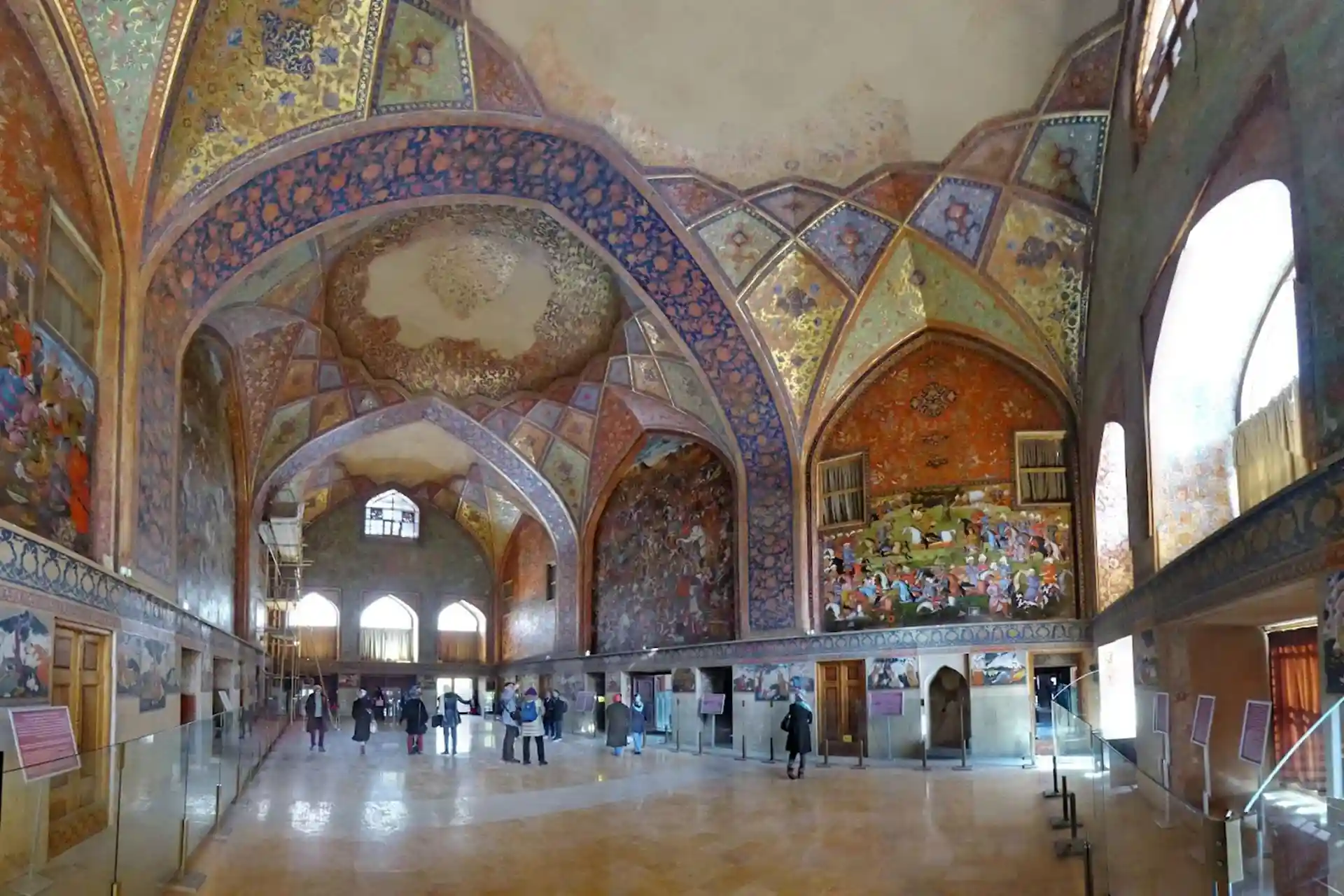 تالار مرکزی کاخ تاریخی چهلستون اصفهان