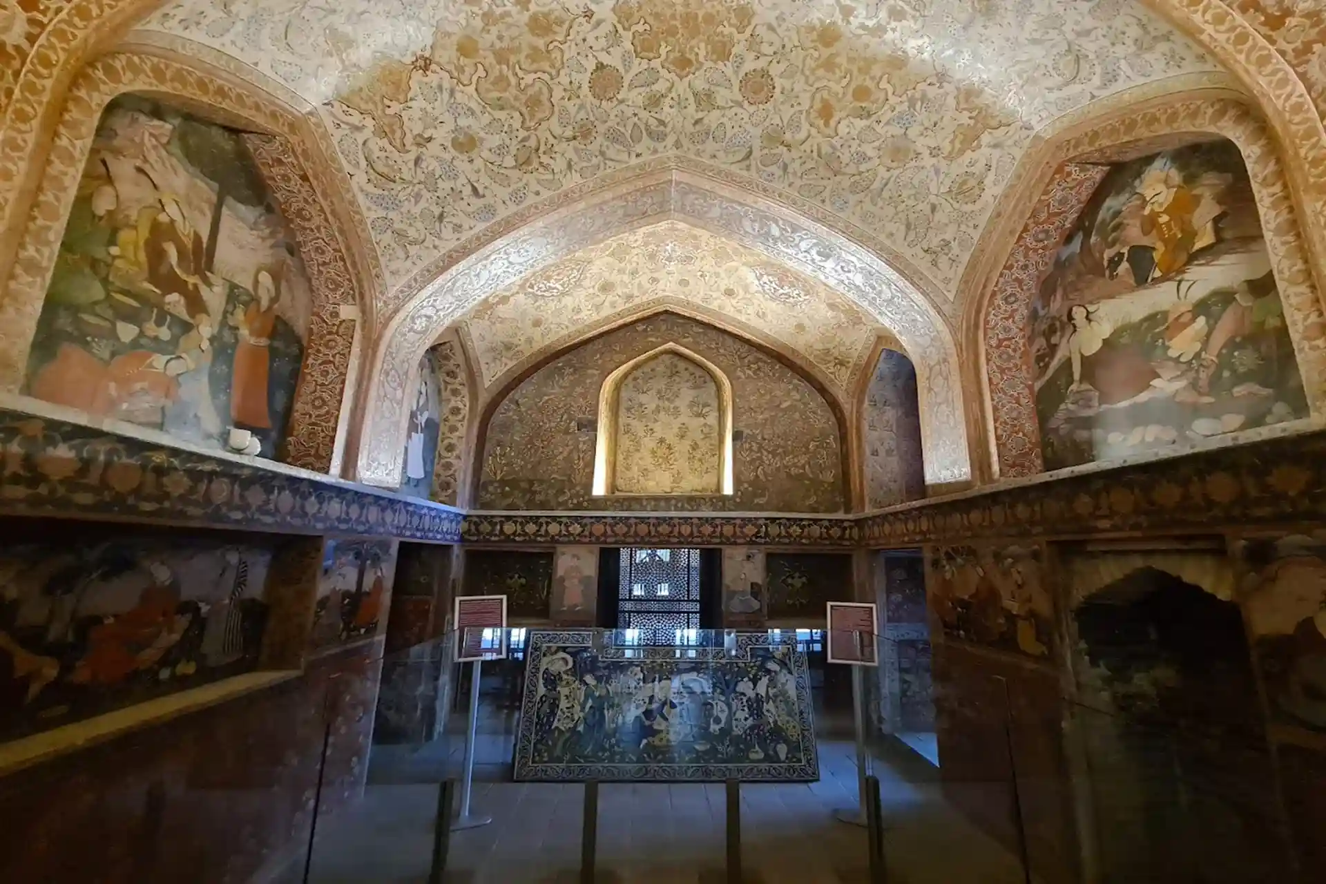 تالار آینه در کاخ چهلستون اصفهان