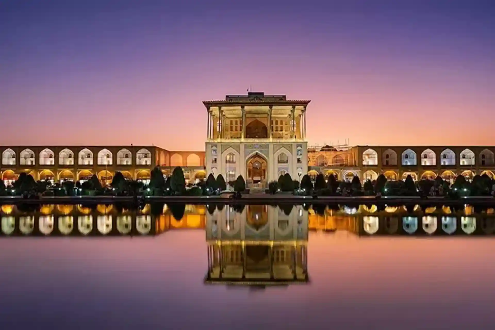 عمارت عالی‌قاپو از جاذبه‌های نزدیک به کاخ 40 ستون اصفهان