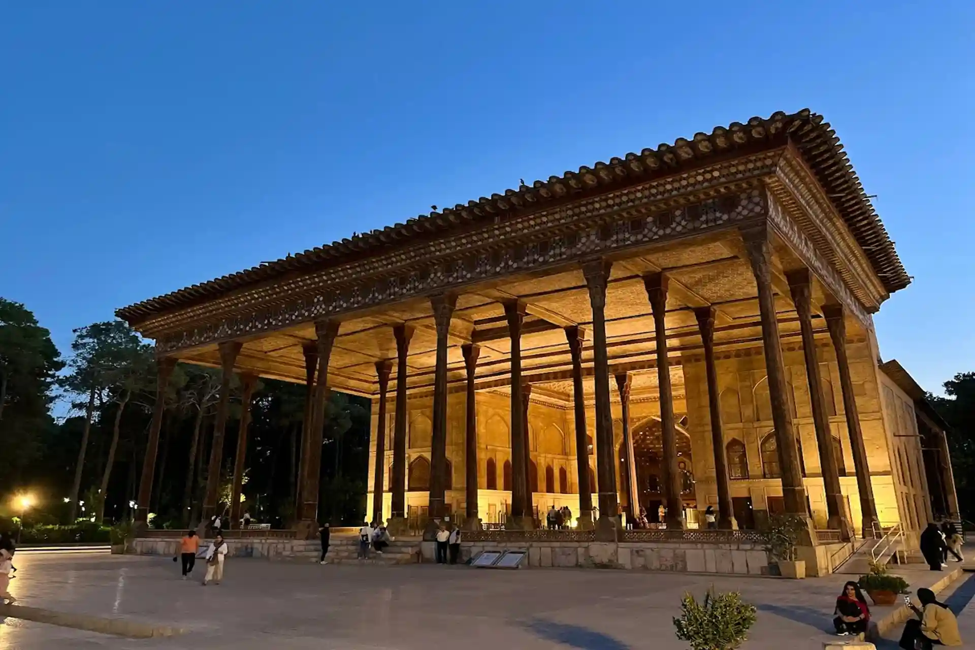 جاهای دیدنی نزدیک به کاخ چهلستون اصفهان