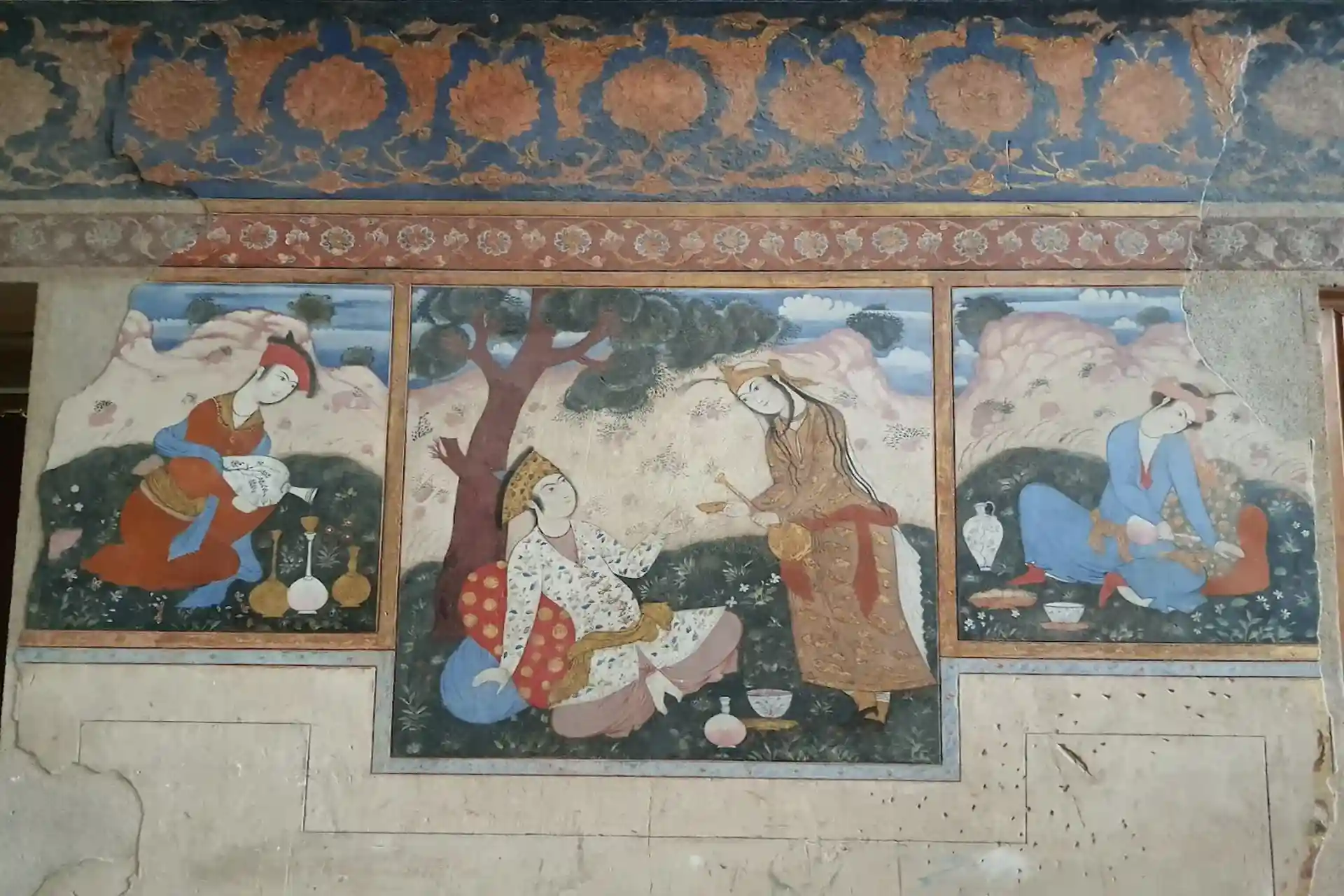 نقاشی‌های دیواری در کاخ چهلستون