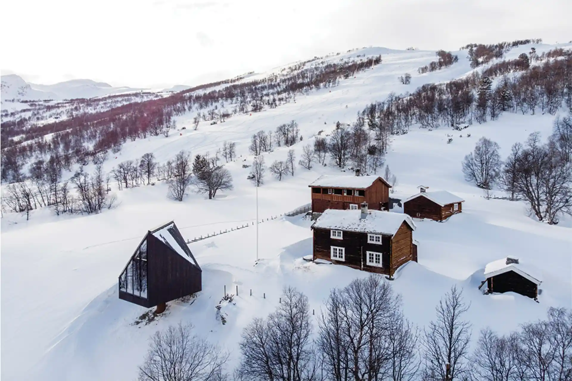 کلبه دیامانتن در کنار کلبههای دیگر