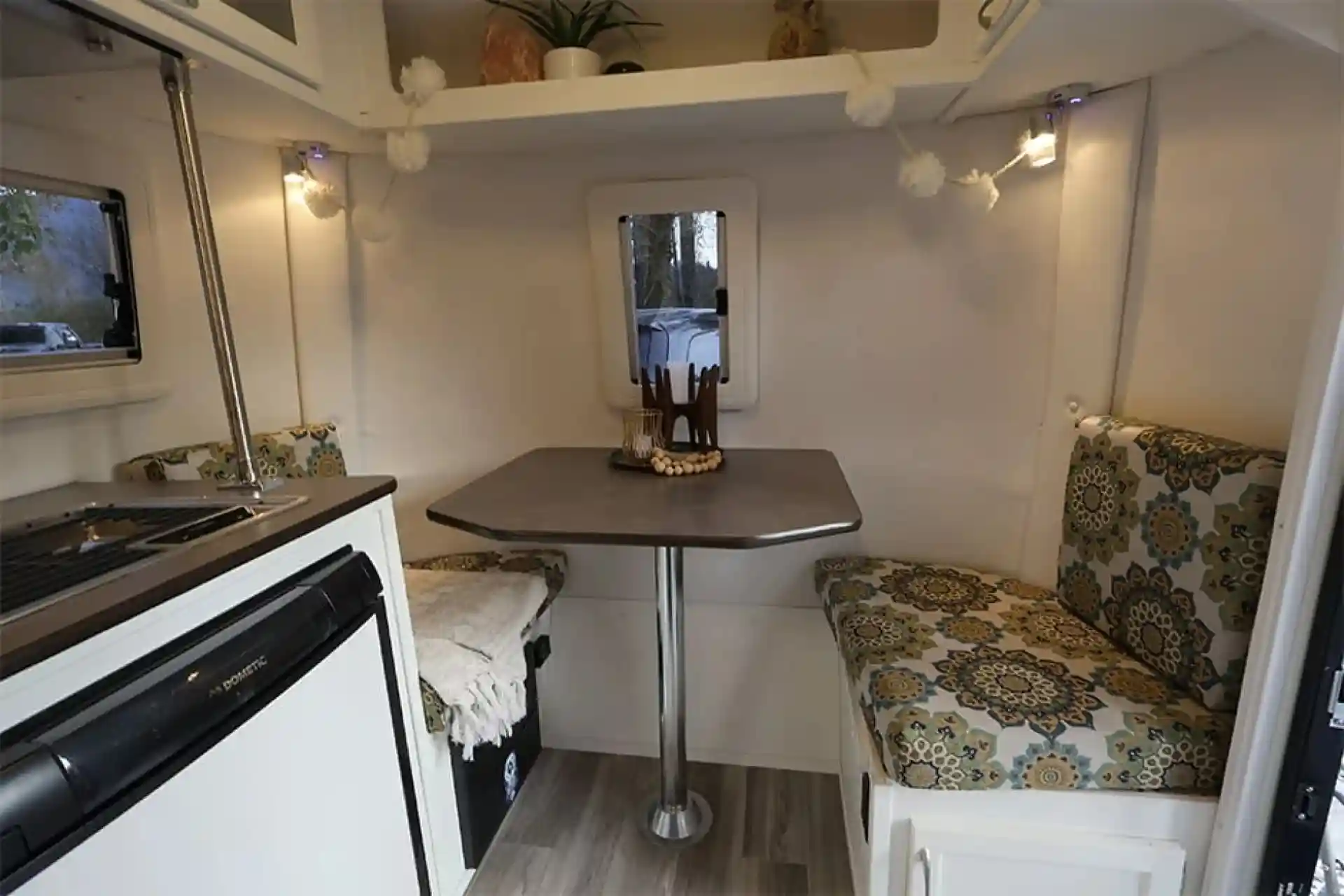 فضای داخلی کمپر جمع‌و‌جور E13