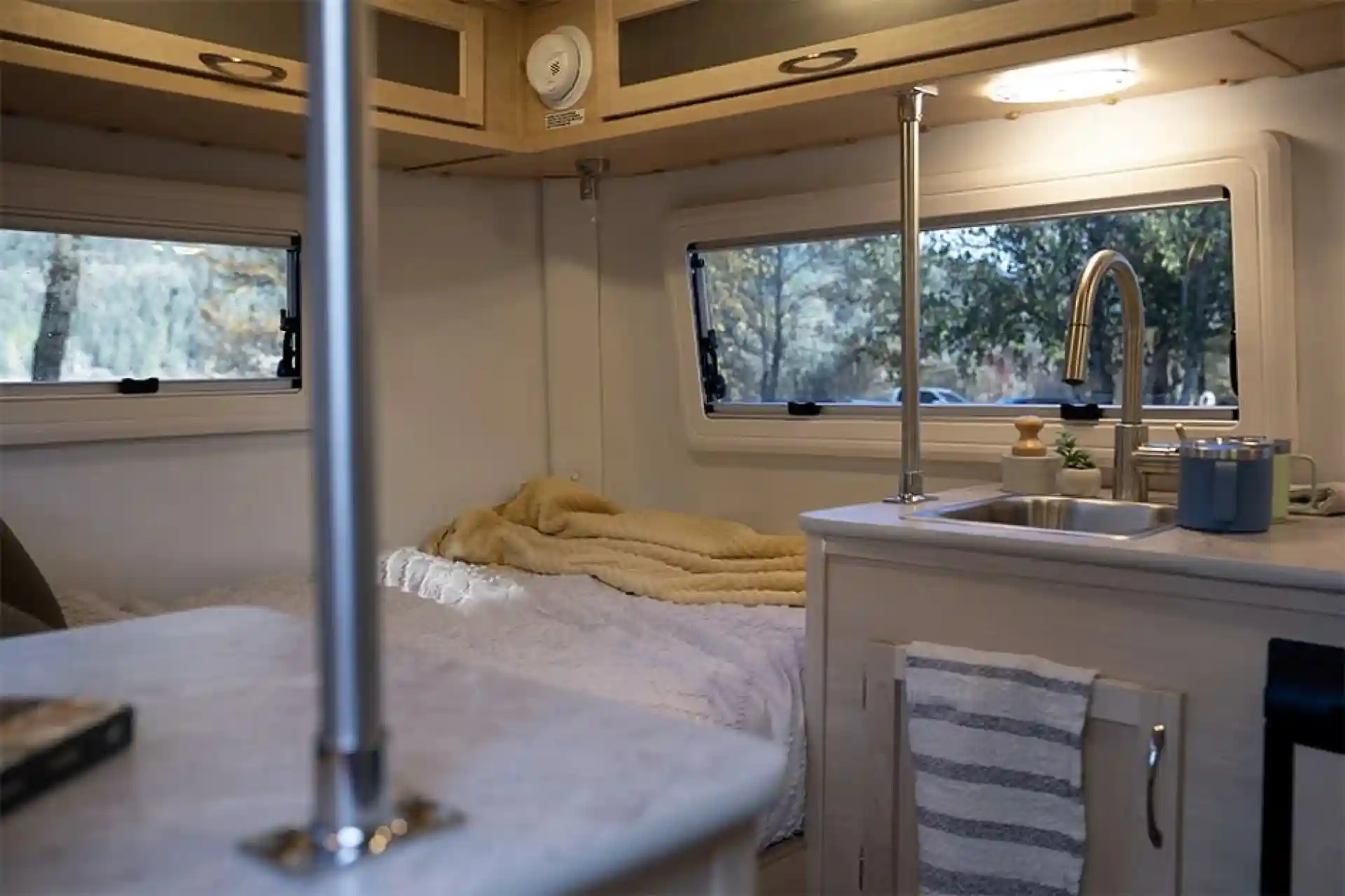 دکوراسیون داخلی کمپر E13