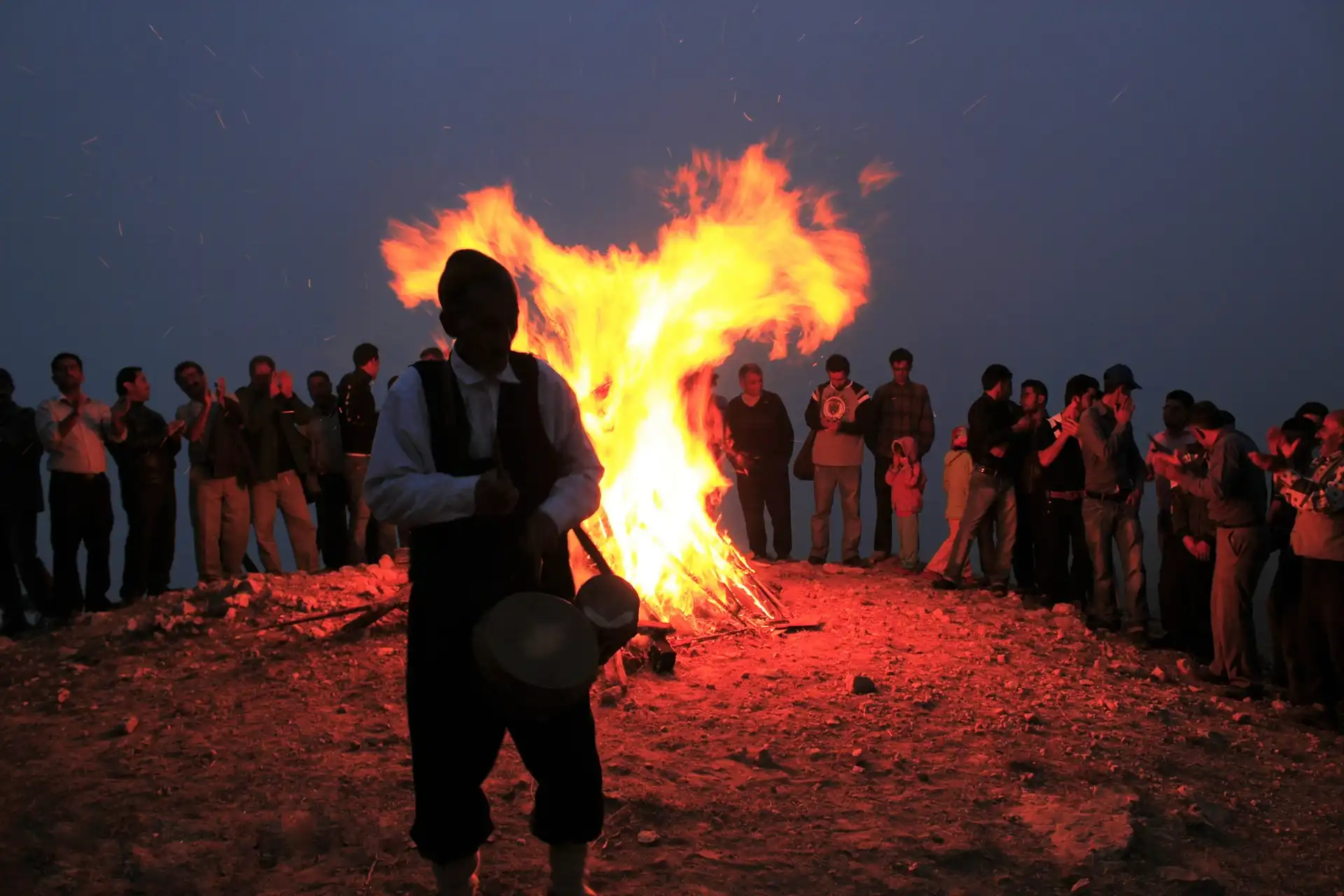 جشن و شادی مردم در شب نوروزبل