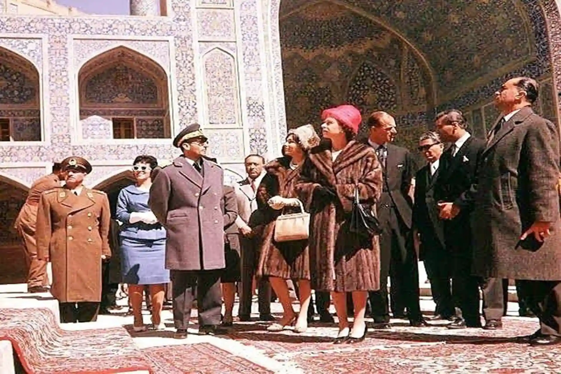 تصویری از حضور ملکه الیزابت در میدان نقش جهان