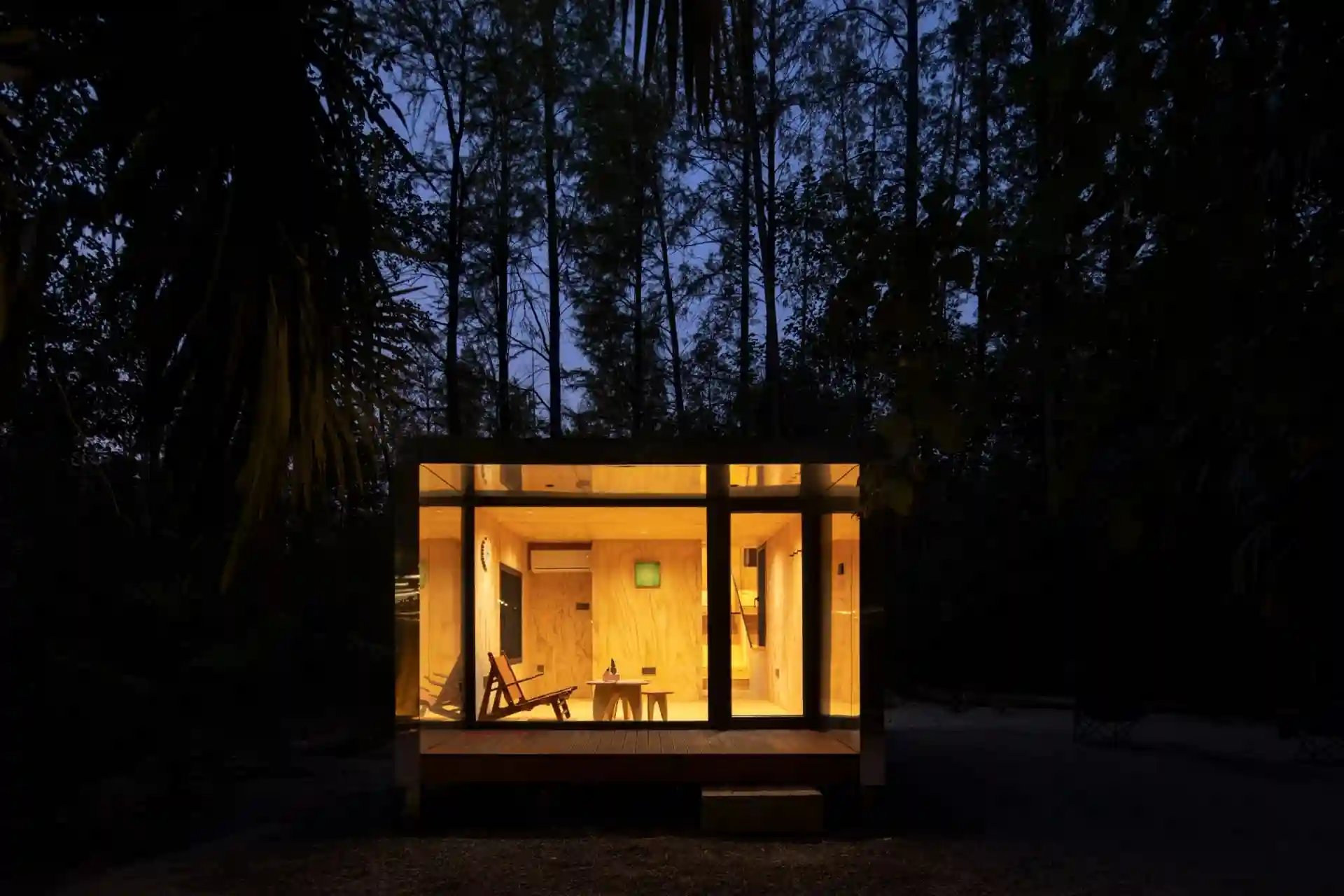 یکی از اقامتگاه‌های کمپ مخفی چین در شب