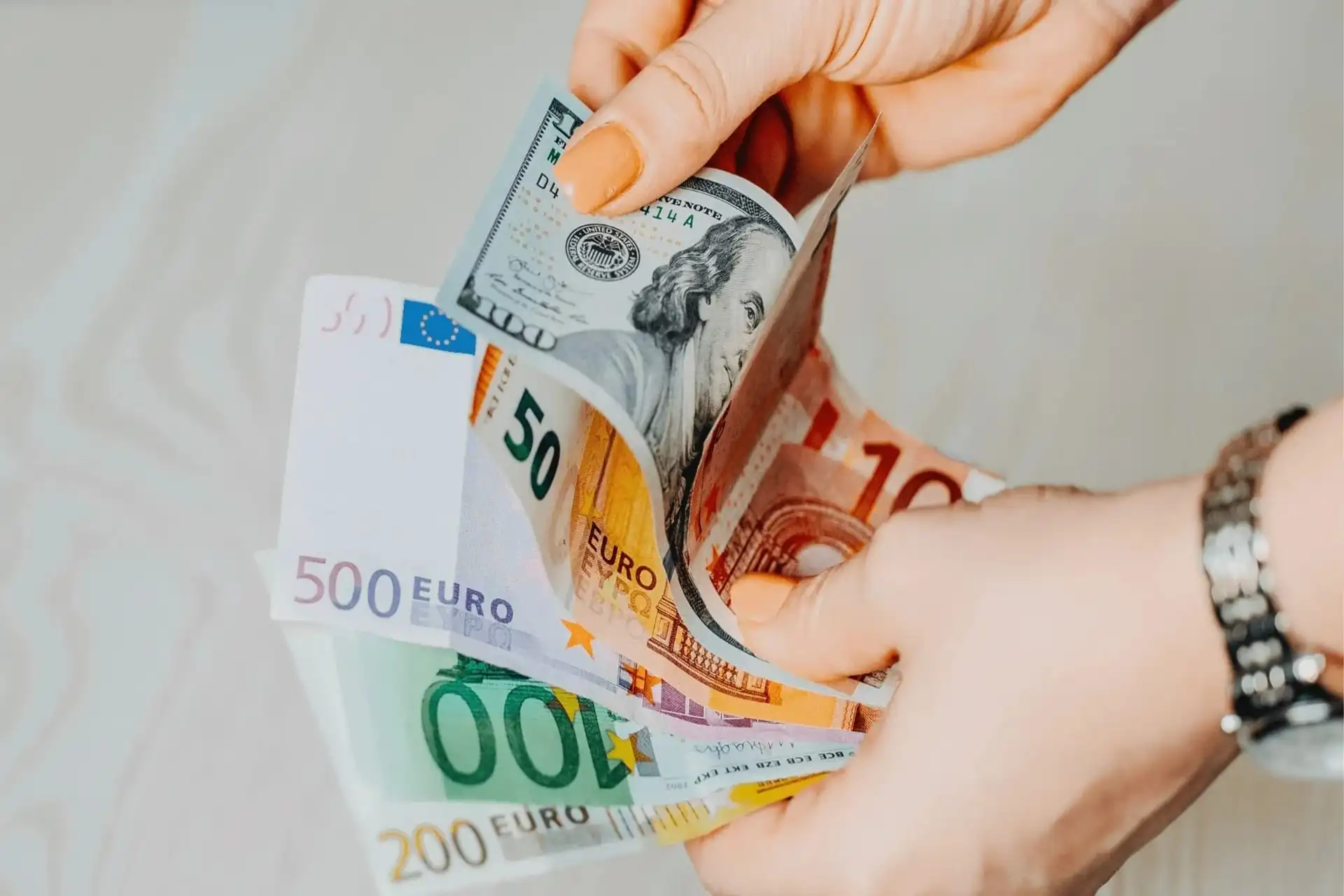 آغاز فروش ارز مسافرتی در مرکز مبادلات