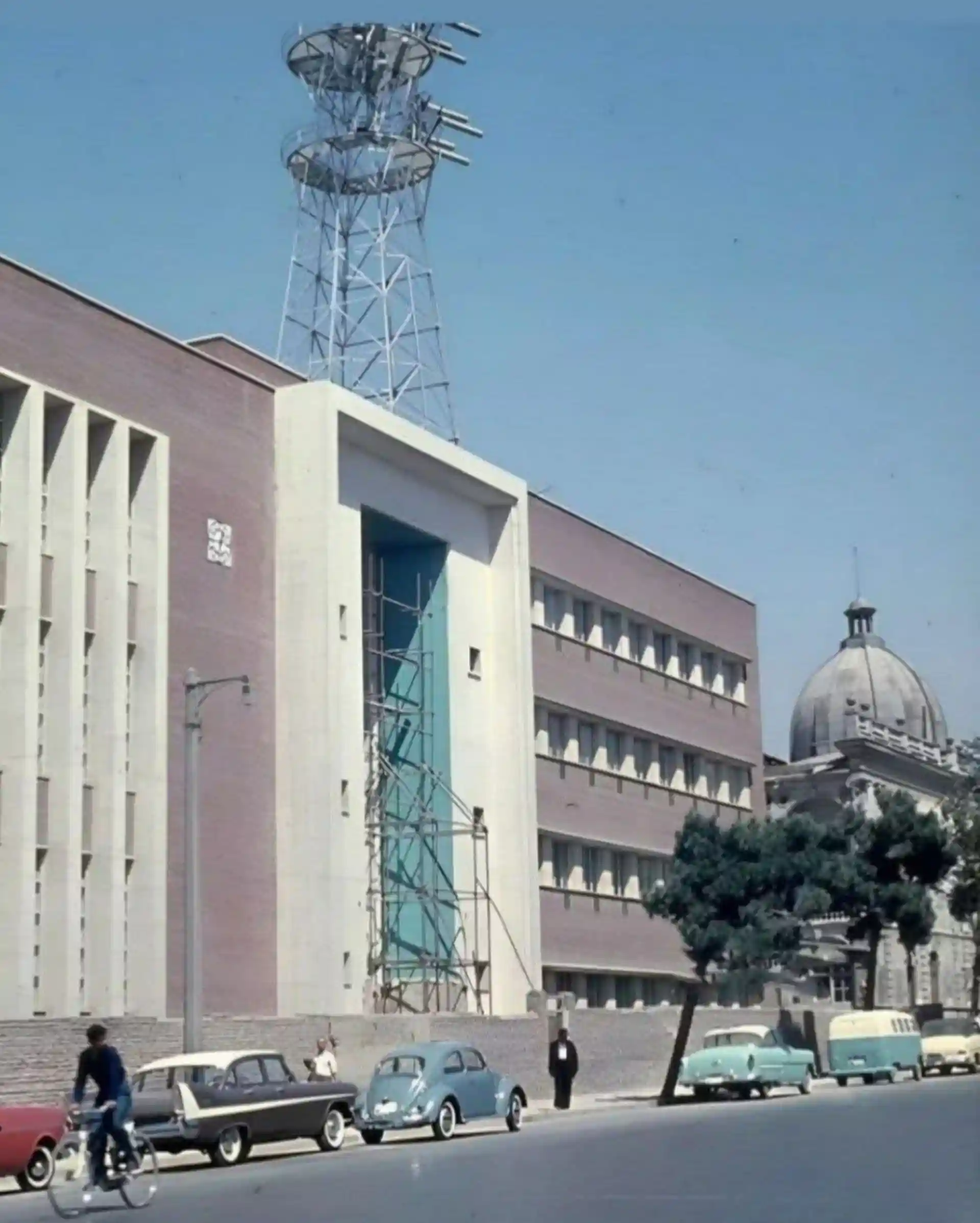 تصویر قدیمی از ساختمان مخابرات ناصرخسرو در دهه 1330